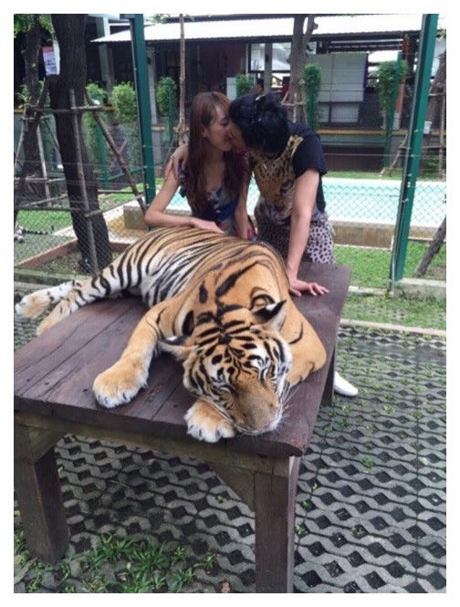 アレクが公開した川崎希とのキスショット/アレクサンダーオフィシャルブログ(Ameba)より