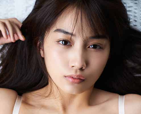 黒木ひかり、ふんわりバストで魅了 53年ぶり人気怪獣カネゴンと表紙