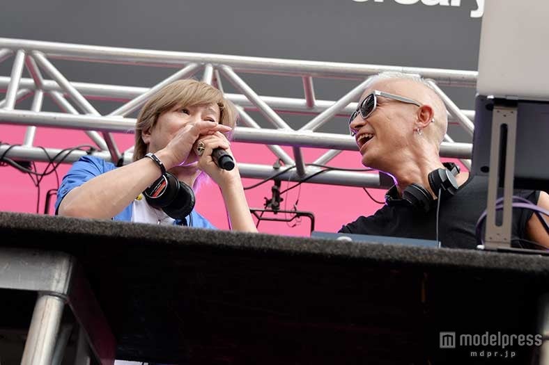 （左から）小室哲哉、マーク・パンサー