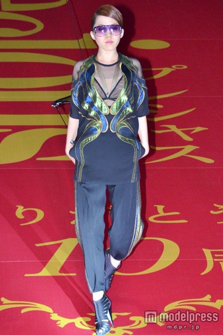 GUCCIの衣装を着こなすパフォーマー