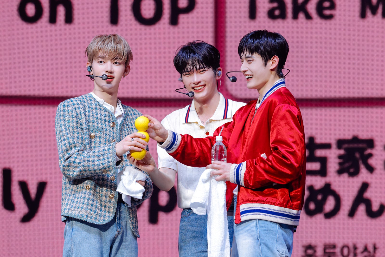 ボールでもちもち団子を表現するジャン・ハオ、ソン・ハンビン、キム・ジウン／上山陽介（C）WAKEONE／LAPONE Entertainment