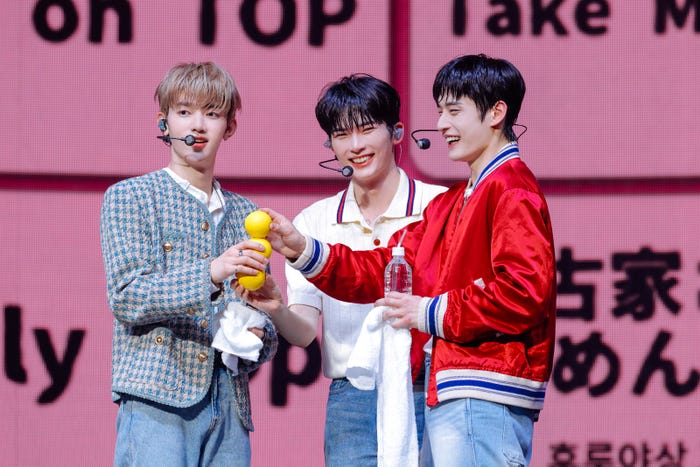 ボールでもちもち団子を表現するジャン・ハオ、ソン・ハンビン、キム・ジウン/上山陽介(C)WAKEONE/LAPONE Entertainment