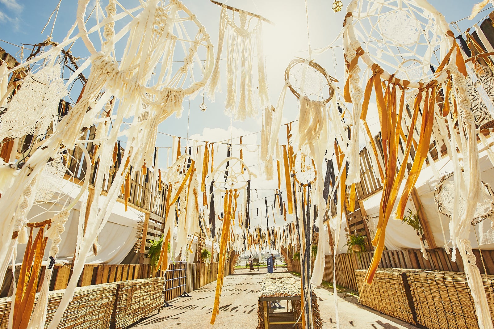 ドリームキャッチャーやコロナカラーのフリンジが沖縄の青い空を彩る（提供画像）