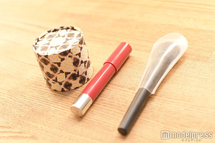 メイクに欠かせない3アイテム…「PAUL&JOE」ピンクチーク、「REVLON」リップ、「RMK」チークブラシ(C)モデルプレス