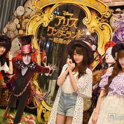 マッドハッターの帽子を被ってなりきり！／（左から）荻野可鈴、志田友美、山田朱莉（C）モデルプレス