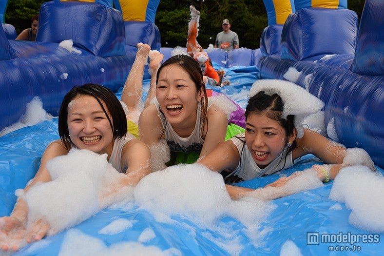 泡にまみれて思い切り楽しむ／画像提供：ハロウィンダッシュ実行委員会