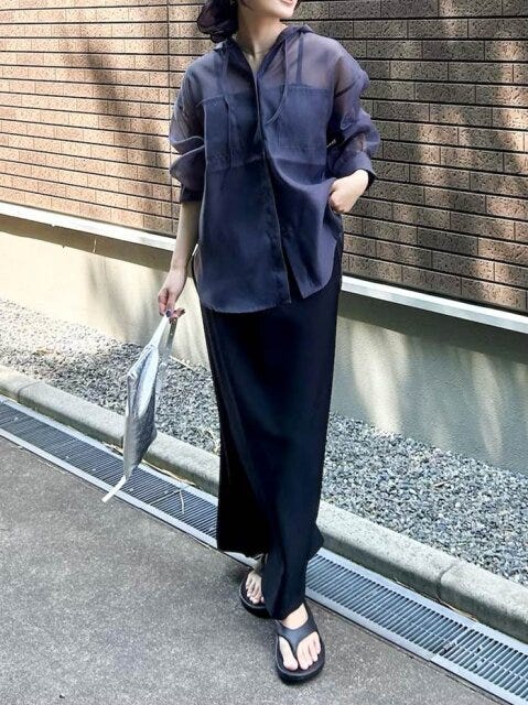 Style②軽快に映える、縦長モノトーンバランス