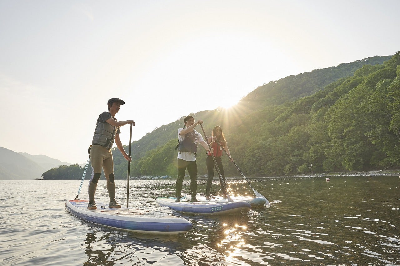 中禅寺湖でのスタンドアップパドル／画像提供：ザ・リッツ・カールトン日光