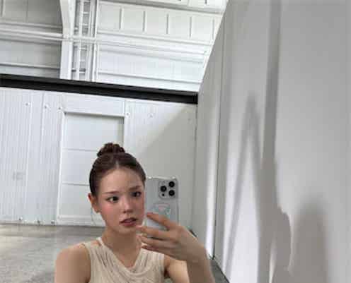 NiziU マコ、珍しい“デコ出し”お団子ヘア披露「綺麗すぎて鳥肌」美背中にも反響