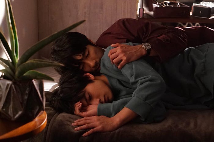 北村匠海、眞島秀和/「隣の家族は青く見える」第4話より(C)フジテレビ