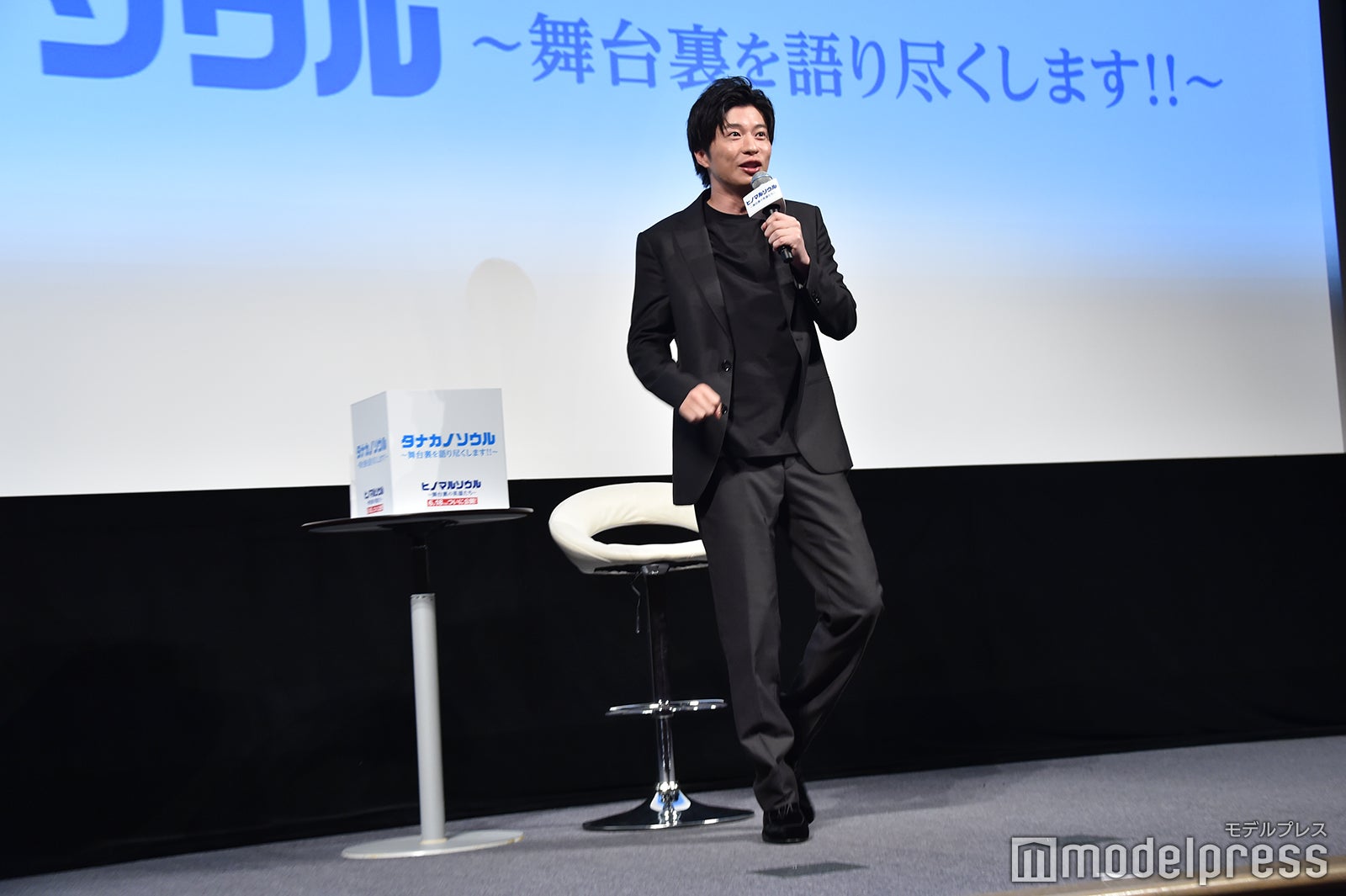 眞榮田郷敦のマネをする田中圭（C）モデルプレス