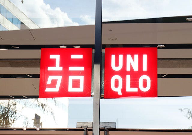 ユニクロ　ロゴ　看板