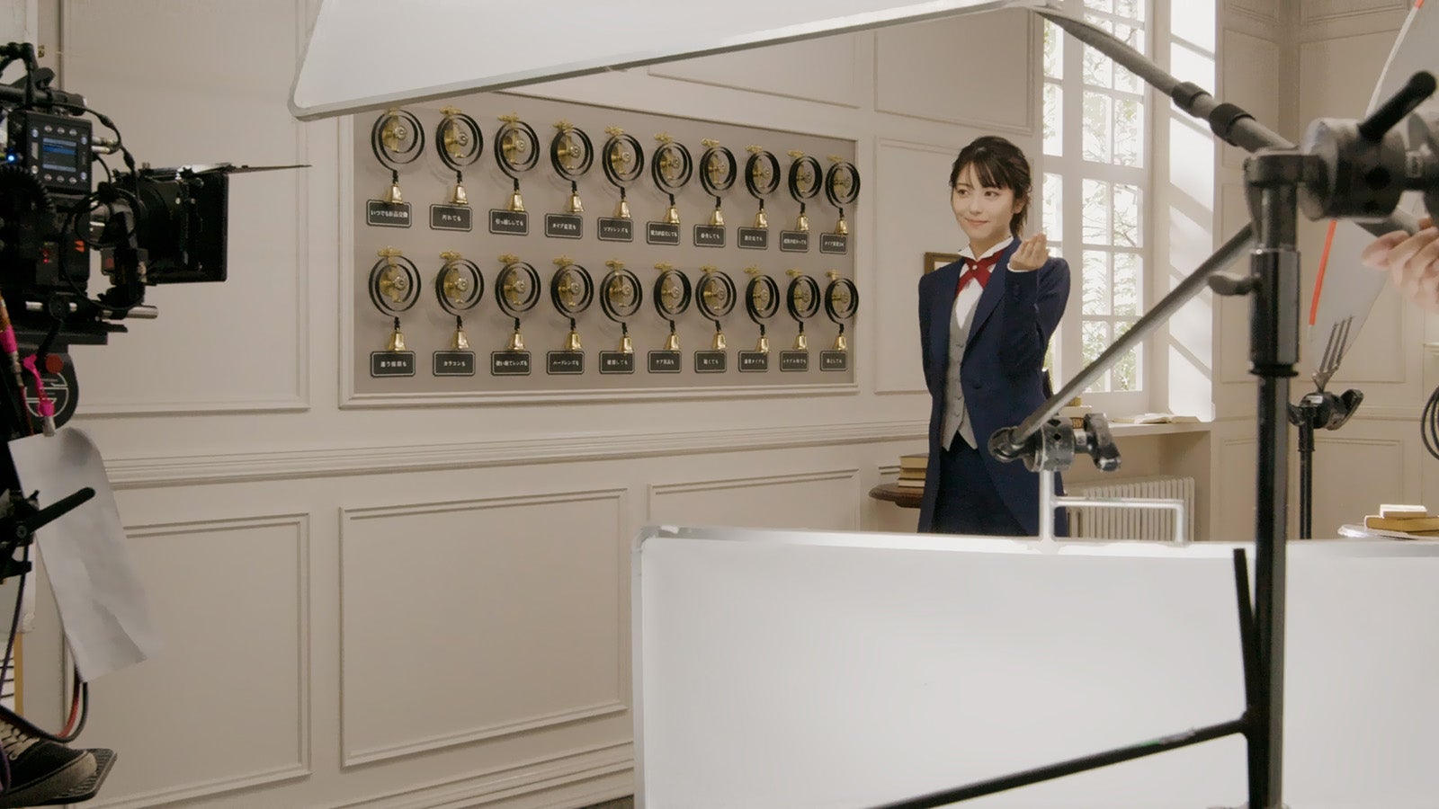 浜辺美波／新TVCM「執事さん登場」篇メイキングより（提供写真）