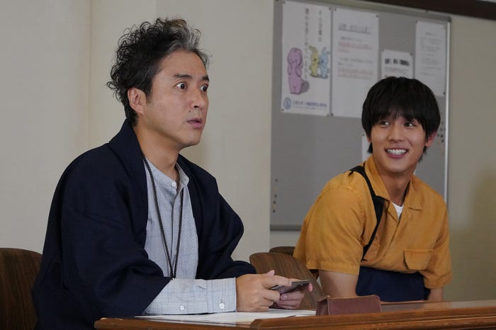 ムロツヨシ、中川大志「親バカ青春白書」第5話より(C)日本テレビ