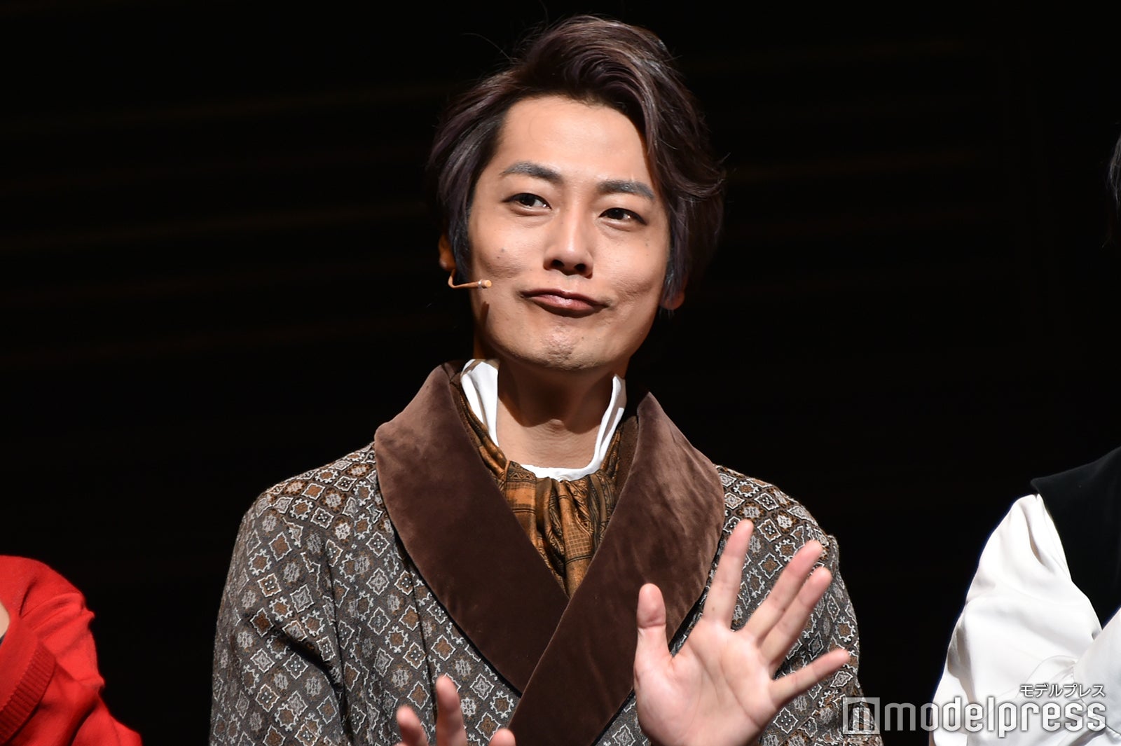 ムービーカメラに手を振る福士誠治 （C）モデルプレス