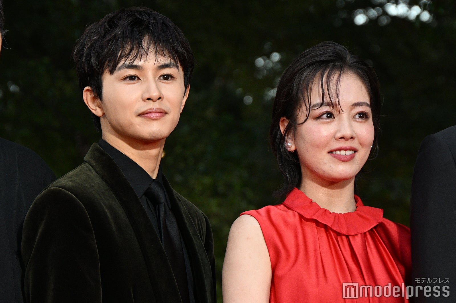 草川拓弥、伊原六花（C）モデルプレス