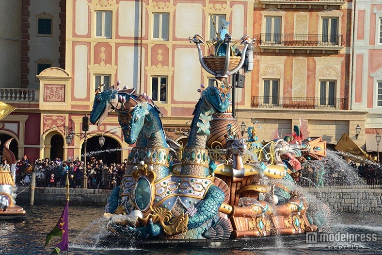 優雅に泳ぐヒュドラ