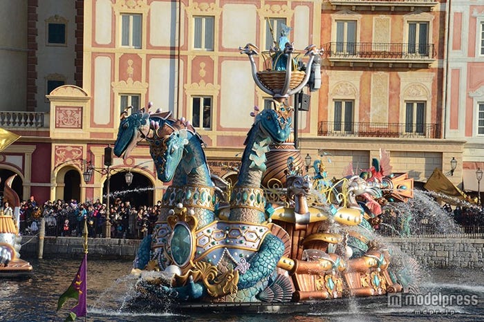 優雅に泳ぐヒュドラ