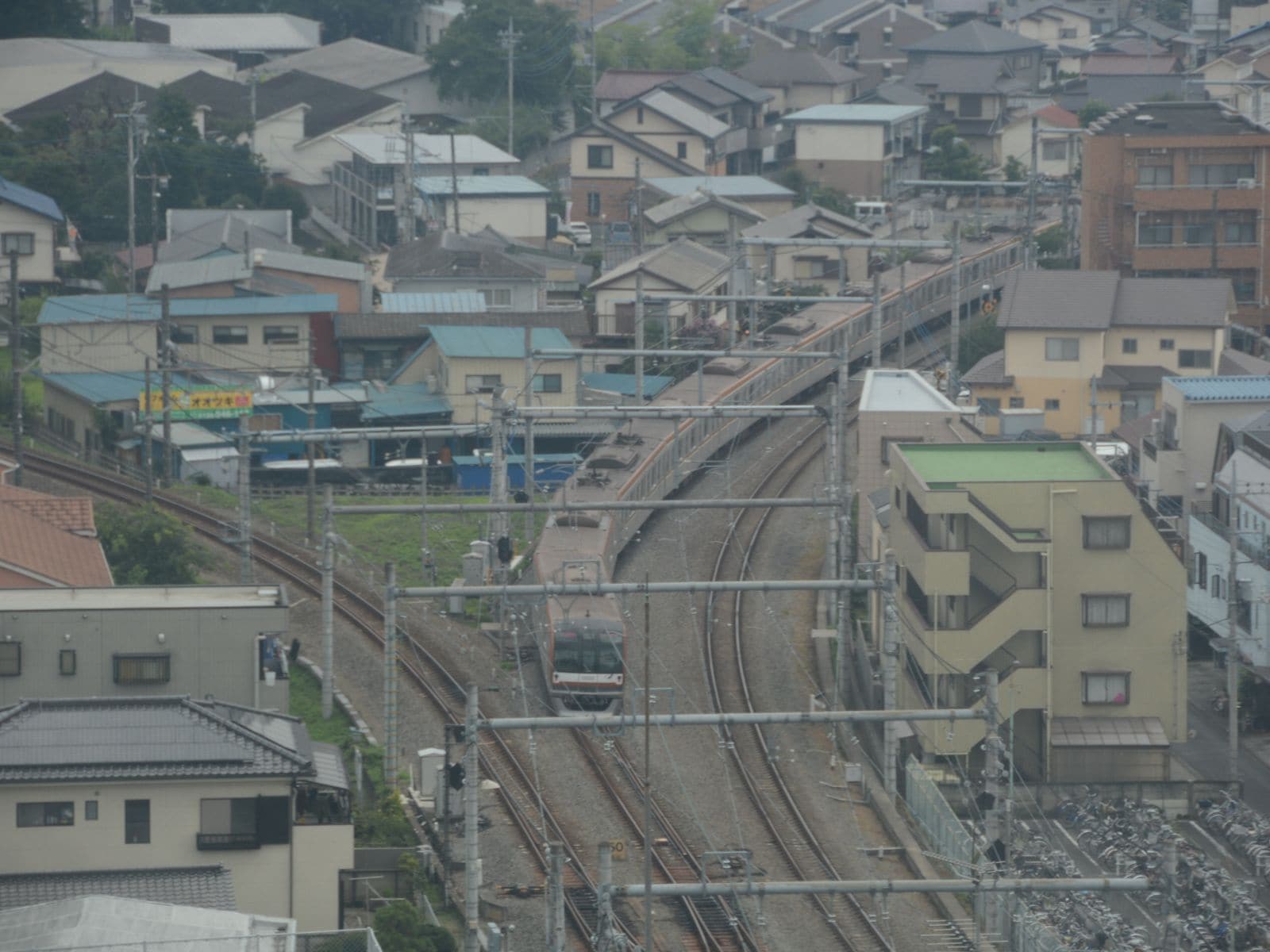 高層ビルから眺めた飯能駅の線路配置。右が池袋方面、左の単線が西武秩父方面