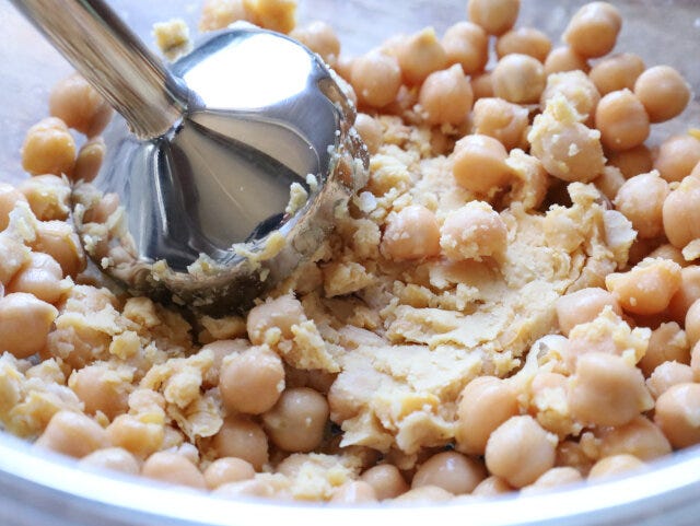 揚げないファラフェル風サラダ　レシピ　ひよこ豆を潰す