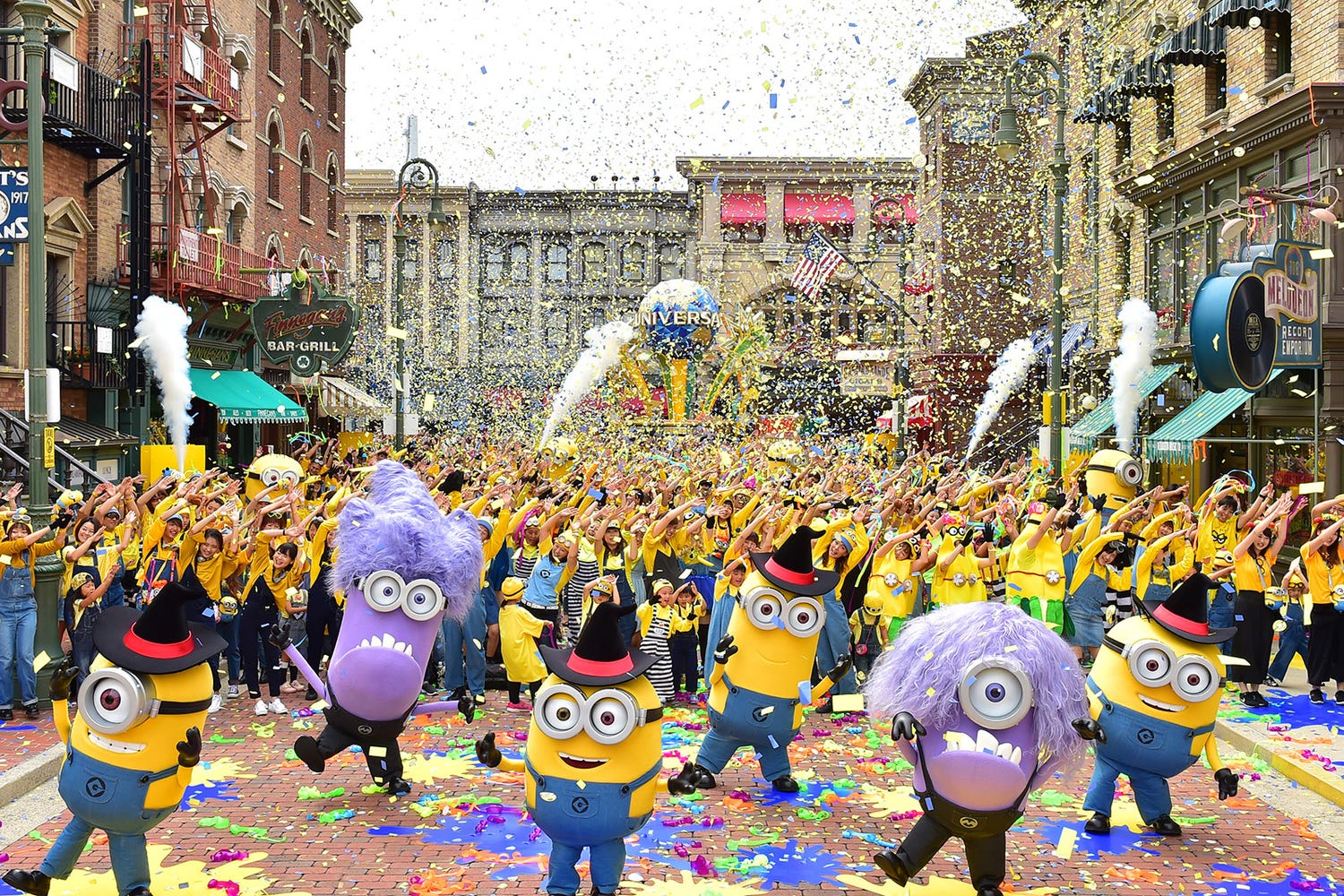 USJハロウィーン、パークがミニオン一色に!“仮装モブ”でゲスト700名ハチャメチャ熱狂