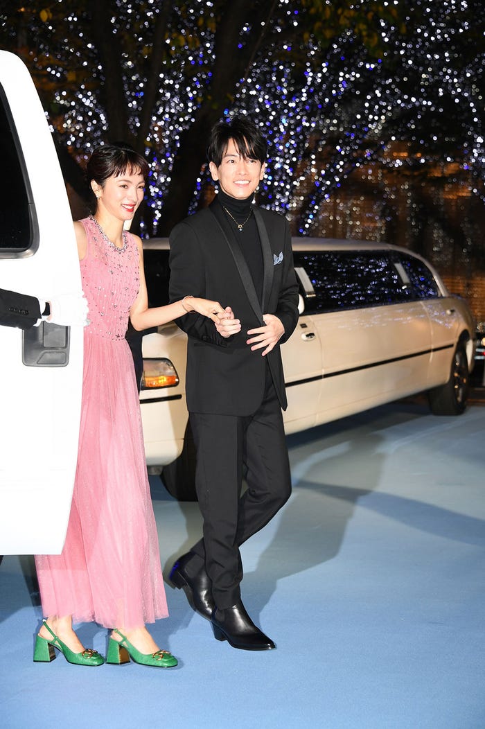 満島ひかりをエスコートする佐藤健(提供写真)