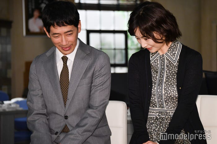 「パロディ」ダンスを覚えなきゃいけないという話題になり目線をそらす野間口徹、常盤貴子(C)モデルプレス