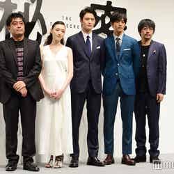 （左から）大友啓史監督、栗山千明、岡田将生、松坂桃李、大森南朋（C）モデルプレス