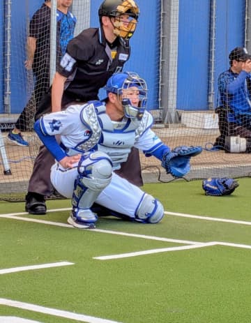 DeNA・相川監督がブルペン入り！ 自ら守護神奪還狙う山崎の球を受け鼓舞「いいボールだ！」