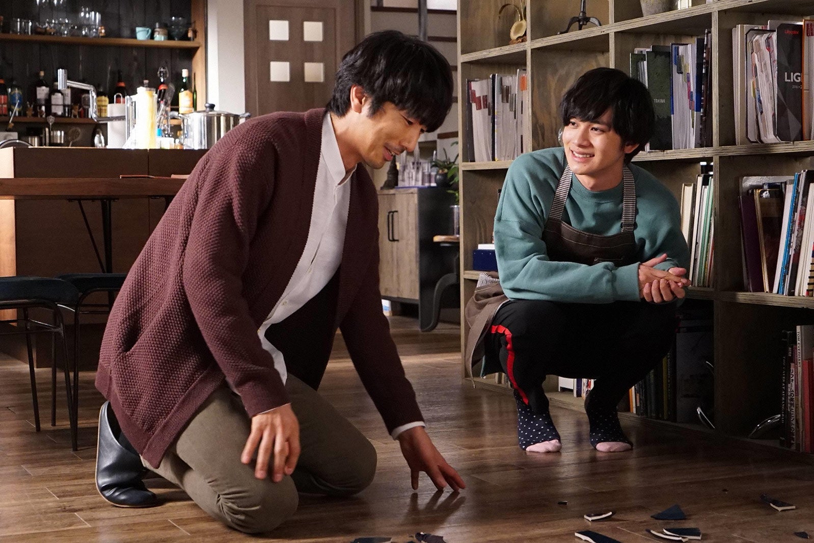 眞島秀和、北村匠海／「隣の家族は青く見える」第6話より（C）フジテレビ