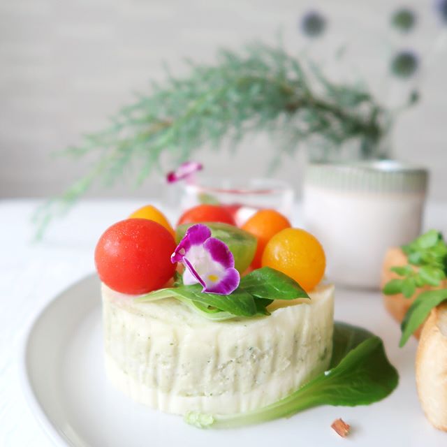 定番ポテトサラダをおしゃれに盛り付ける 誕生日やパーティーは華やかな食卓に モデルプレス 定番ポテトサラダをおしゃれに盛り付ける 誕生日やパーティーは華やかな食卓に モデルプレス