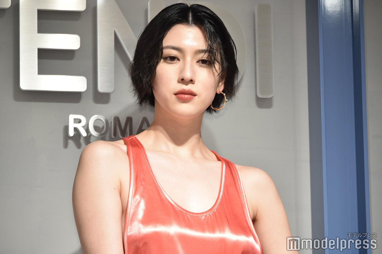 画像2 99 三吉彩花、美背中大胆披露のロングドレスで輝き放つ モデルプレス