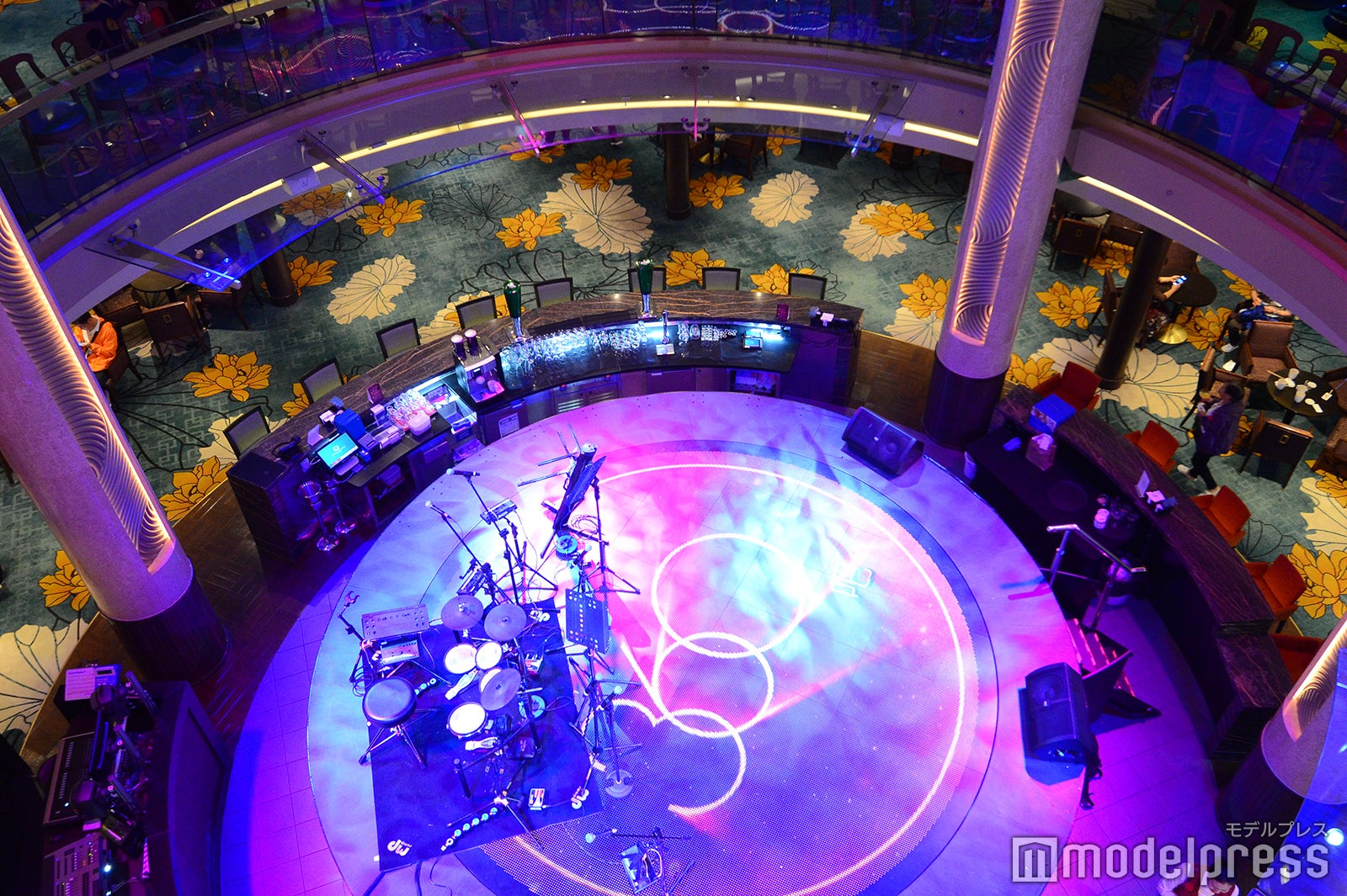 3デッキ吹き抜けの円形バー「バー360」（C）モデルプレス