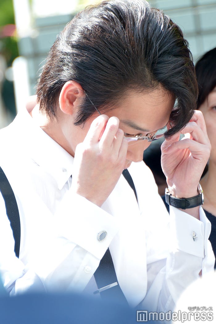 メガネをかけ直す綾野剛 (C)モデルプレス