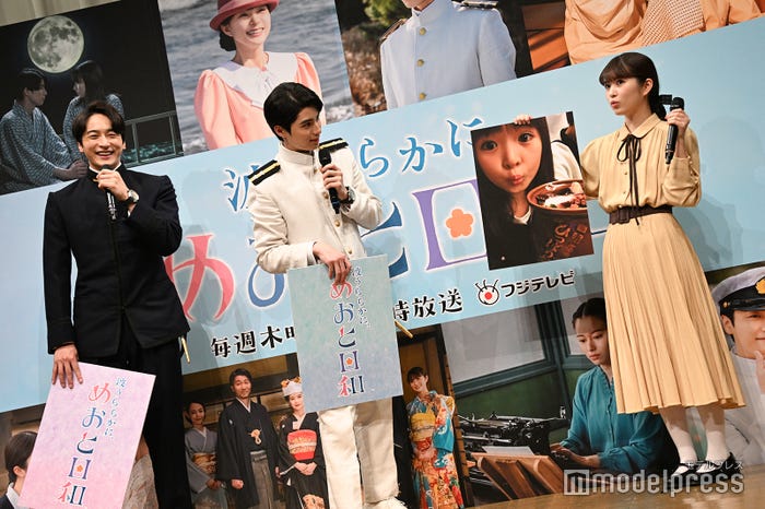 9歳の写真を再現する小川彩を見守る小関裕太&本田響矢(C)モデルプレス