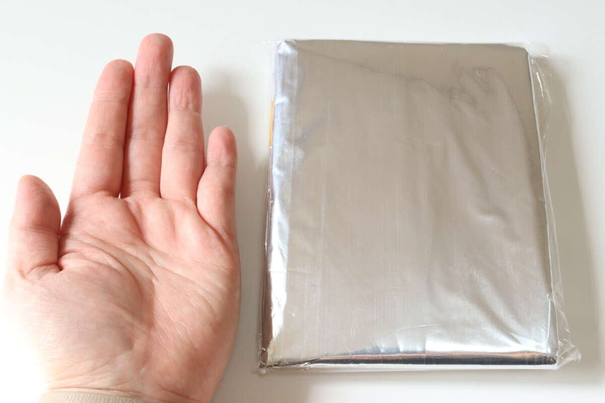 ダイソーの緊急簡易アルミ寝袋（静音タイプ）と手