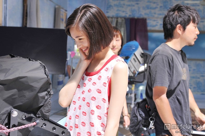 水原希子／ICEカップヌードル新CM「氷入れすぎた」篇メイキングカットより