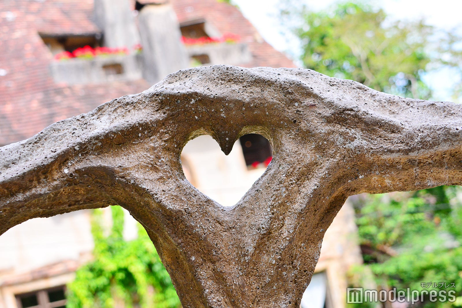 遊歩道沿いの柵をよく見ると“隠れハート”が（C）モデルプレス