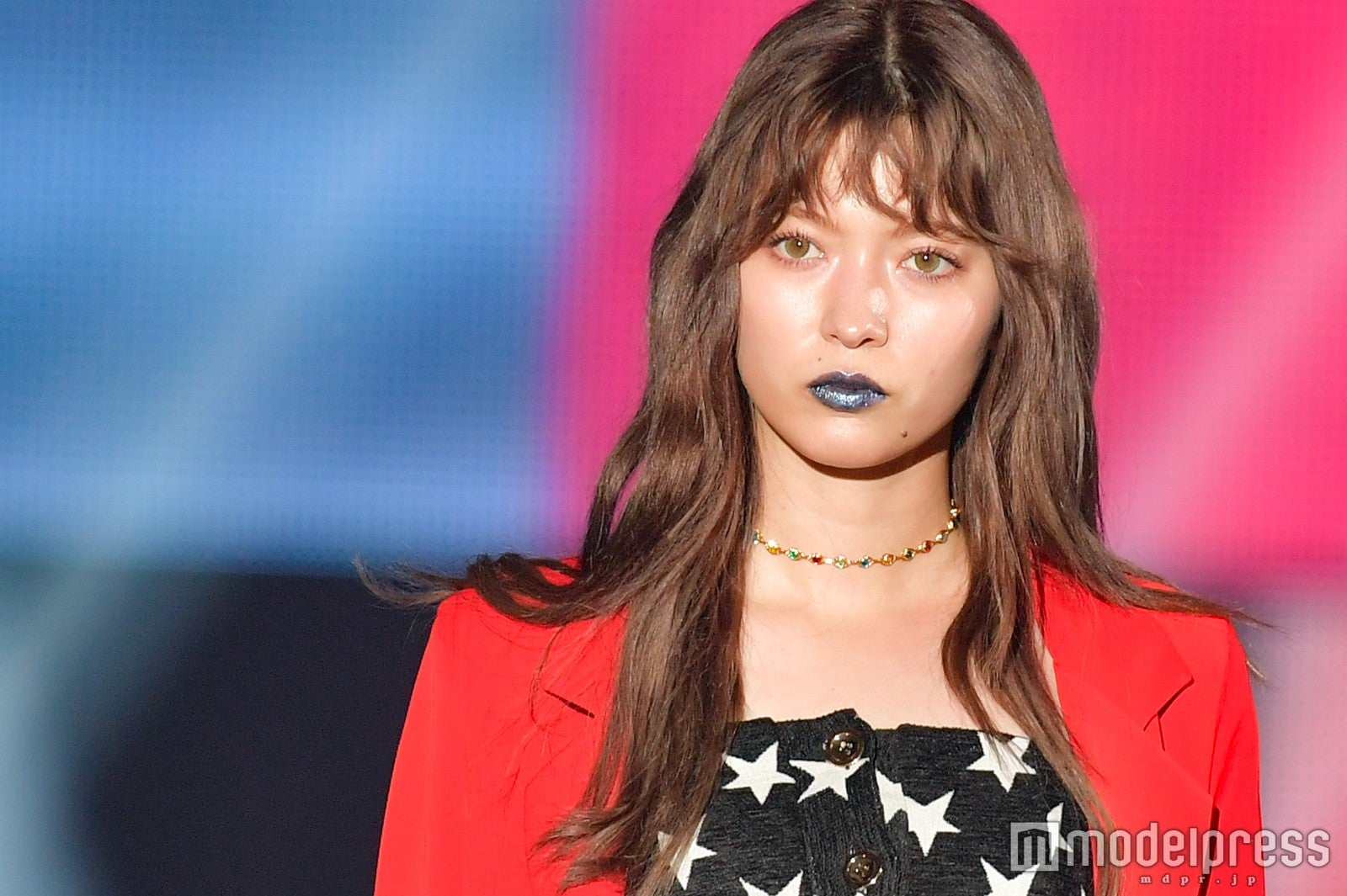 八木アリサ、青リップがかっこいい　クールランウェイで観客圧倒＜関コレ2018S／S＞