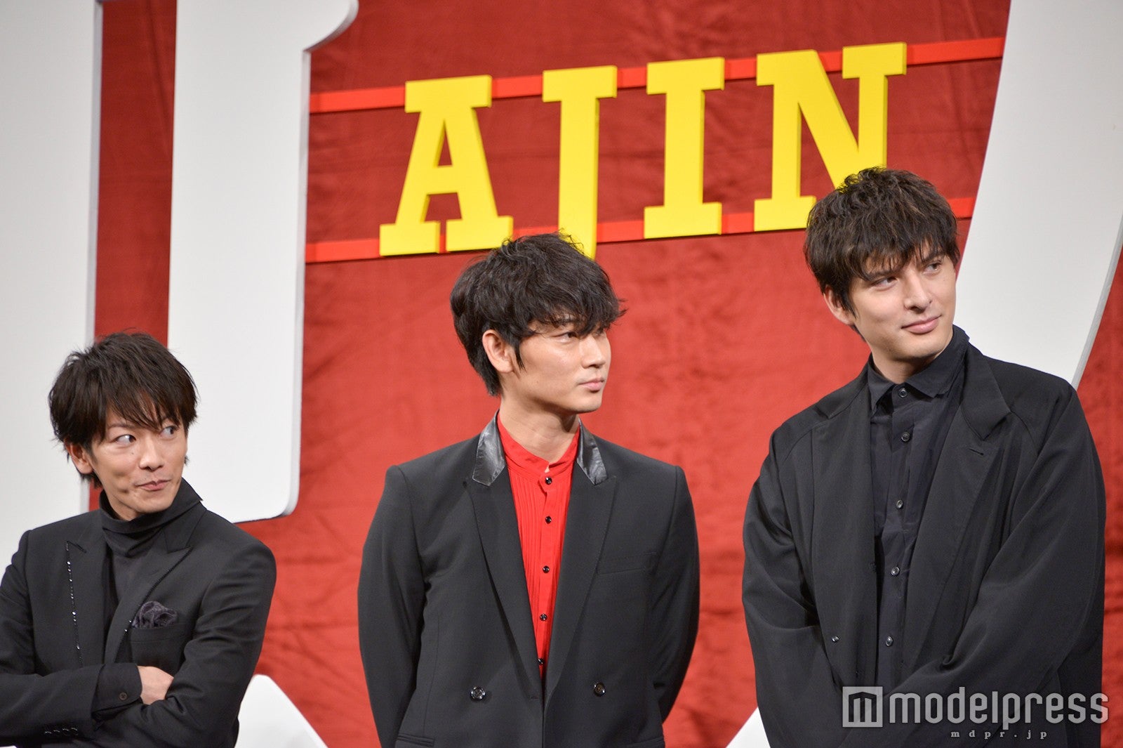 山田の様子を伺う綾野剛＆佐藤健＆城田優（C）モデルプレス