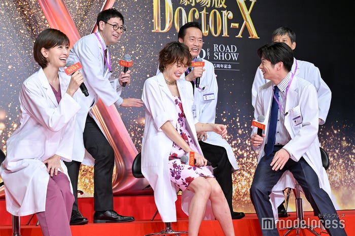 (前列左から)内田有紀、米倉涼子、田中圭(後列左から)鈴木浩介、遠藤憲一、勝村政信(C)モデルプレス