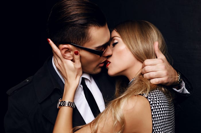 女性からのボディタッチに男性のテンションも上がる(photo by dariyad/Fotolia)