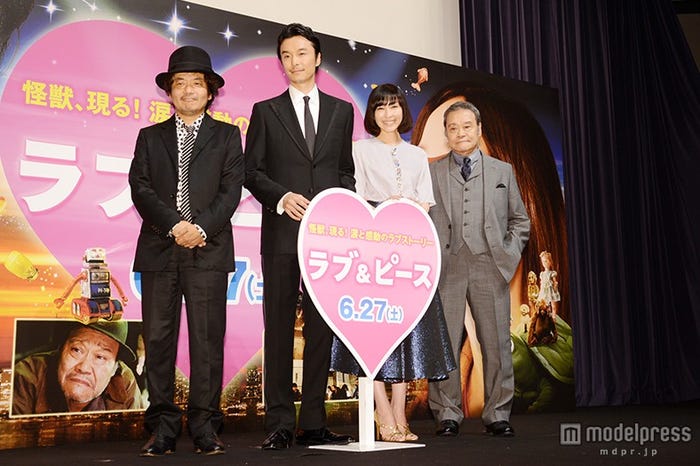 (左から)園子温監督、長谷川博己、麻生久美子、西田敏行