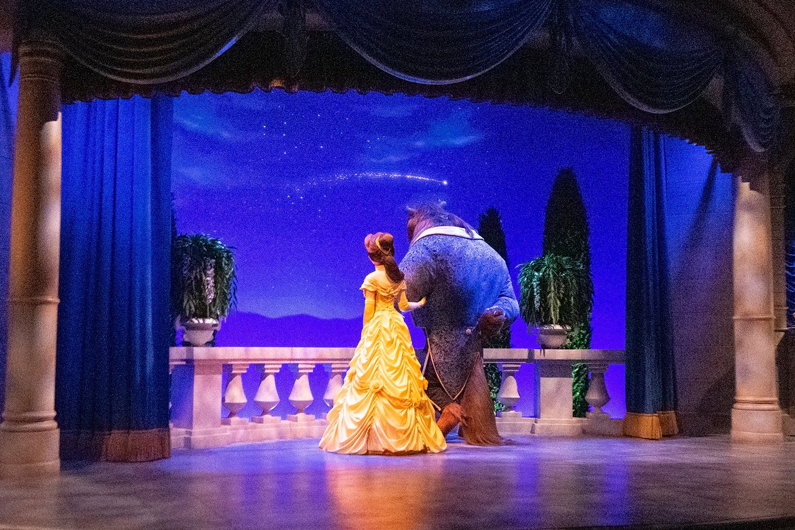 ベルと野獣が寄り添う姿／「美女と野獣“魔法のものがたり”」（C）Disney