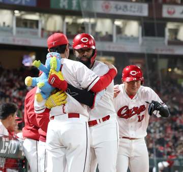 広島が今季2度目の2連勝で貯金1 森下が今季初勝利、中崎が2421日ぶりセーブ ファビアン＆大盛が2ラン