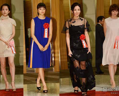 広瀬すず、吉田羊らが華やかドレスで「報知映画賞」受賞 前田敦子、本田翼も駆けつける