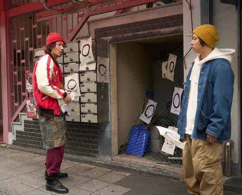 綾野剛、監督に影響受け“赤髪”に 堂本剛と見つめ合う場面写真解禁【まる】
