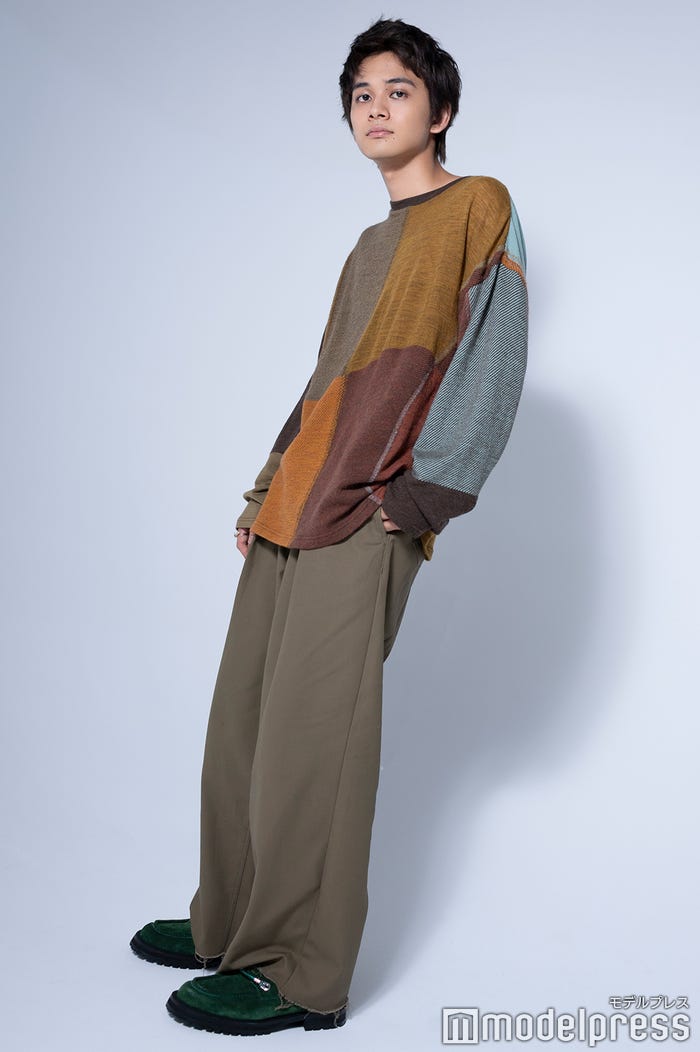 北村匠海/衣装:ニット ¥22,000 ヨーク(スタジオ ファブワーク)、シューズ ¥46,000 ネオンサイン(ネオンサイン)、リング(細い方)¥30,000、リング(太い方) ¥40,000 IVXLCDM (VXLCDM 六本木ヒルズ)、その他スタイリスト私物 (C)モデルプレス