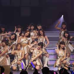 「AKB48リクエストアワー セットリストベスト100 2013」のステージに登場したAKB48（C）AKS