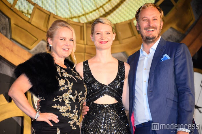 スザンヌ・トッド、ミア・ワシコウスカ、ジェームズ・ボビン監督(C)モデルプレス